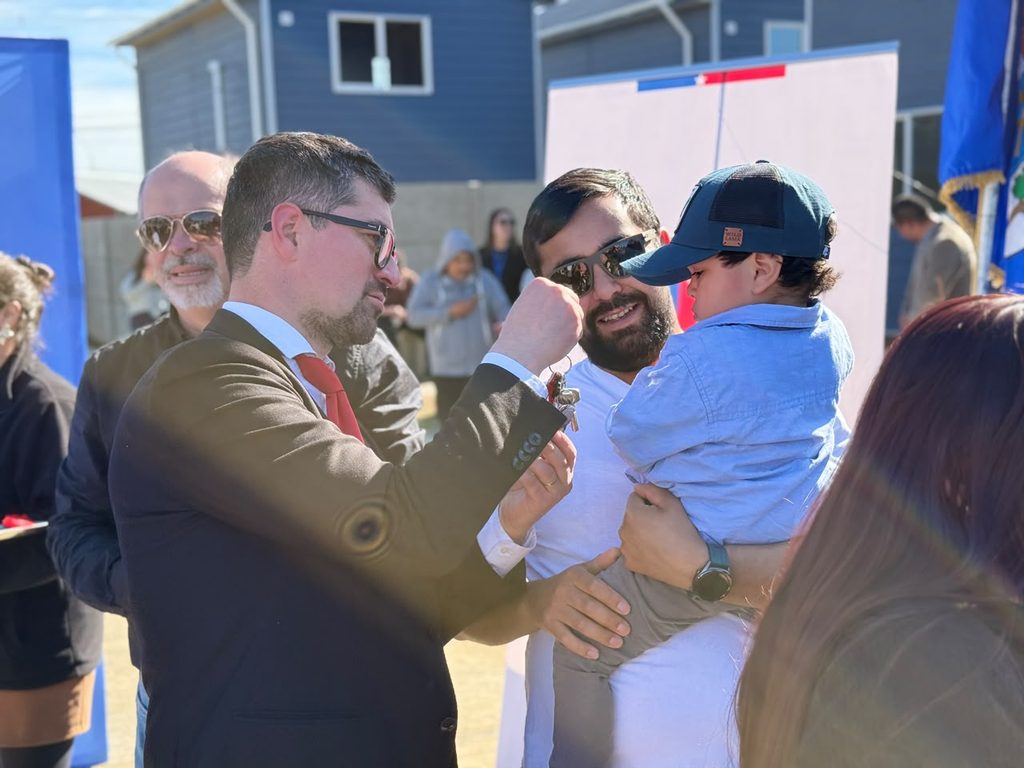 Entrega de llaves a familias beneficiarias del proyecto habitacional Macroloteo Musical en Frutillar