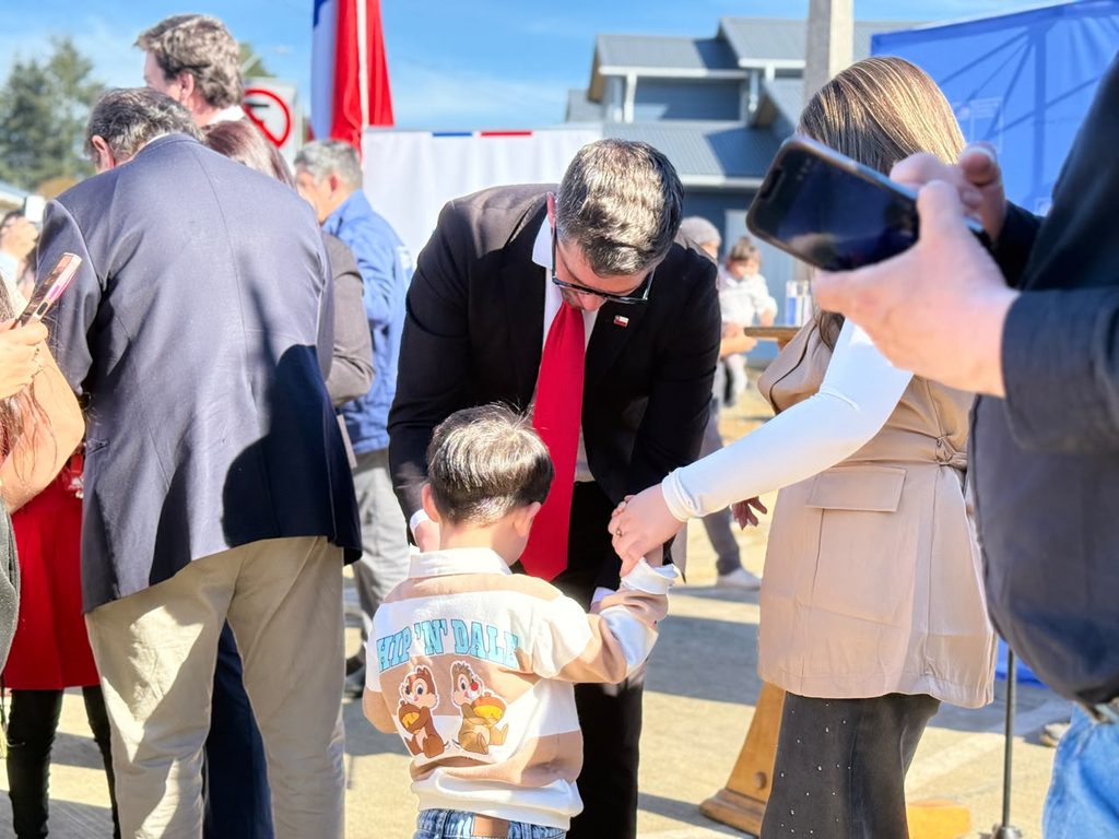 Entrega de llaves a familias beneficiarias del proyecto habitacional Macroloteo Musical en Frutillar