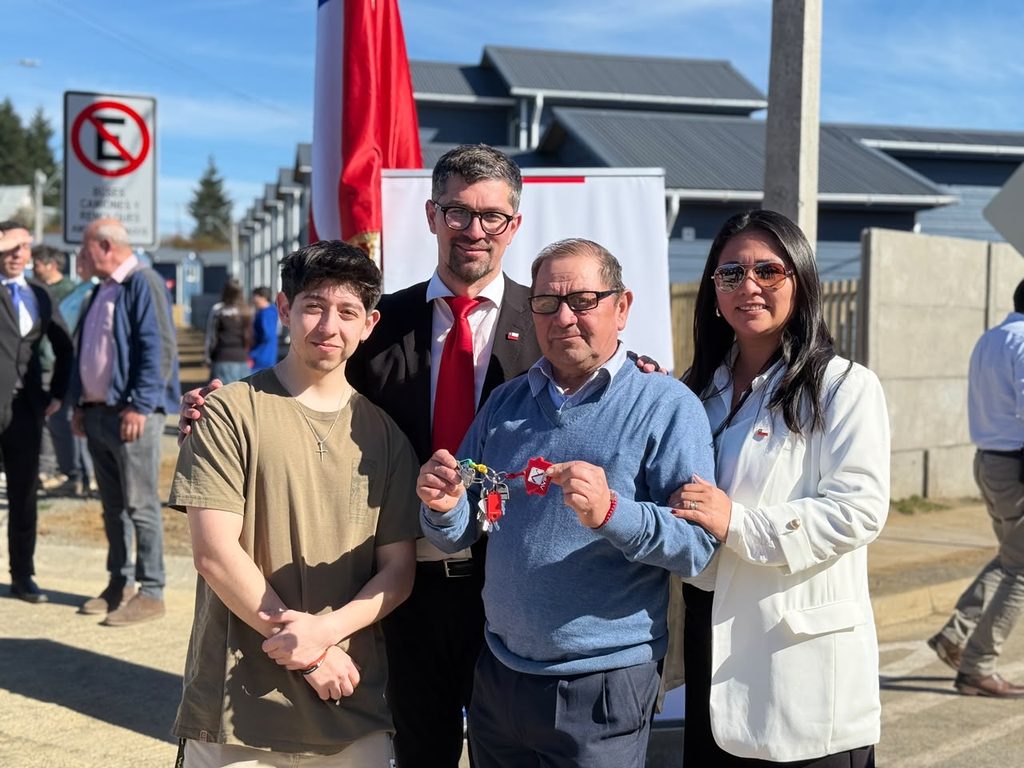 Entrega de llaves a familias beneficiarias del proyecto habitacional Macroloteo Musical en Frutillar