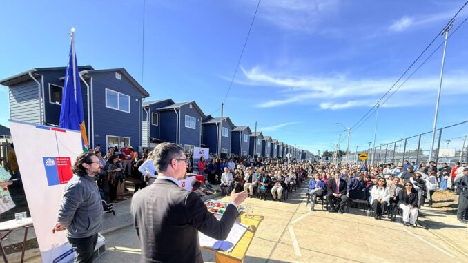 Entrega de llaves a familias beneficiarias del proyecto habitacional Macroloteo Musical en Frutillar
