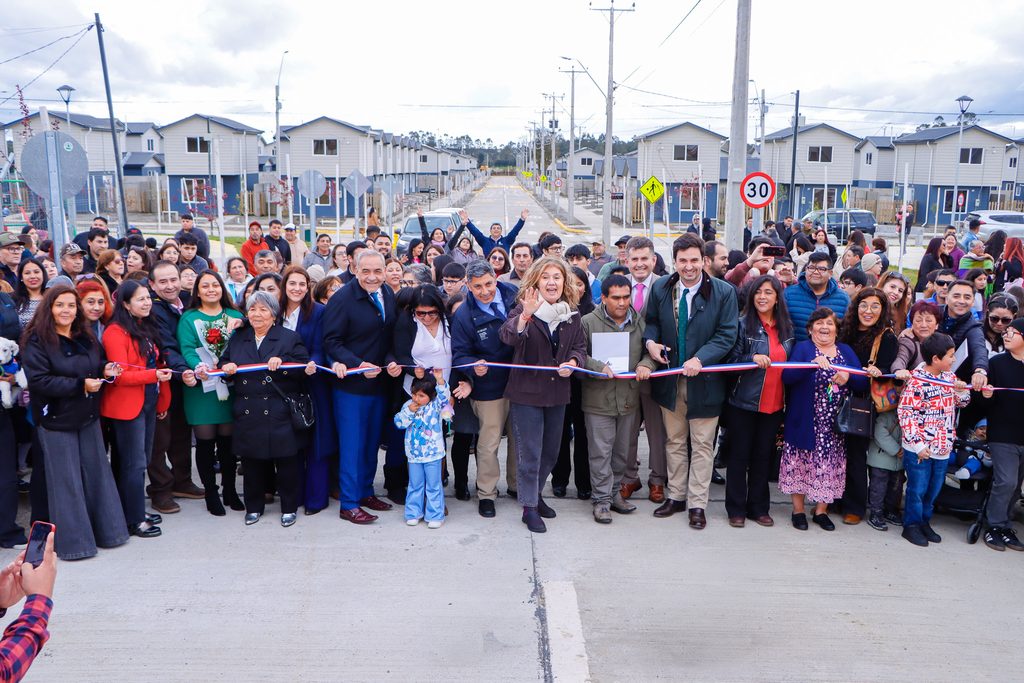 Familias celebrando la inauguración de sus nuevas casas en la Villa Esperanza de Puerto Octay
