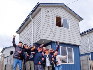 Familias celebrando la inauguración de sus nuevas casas en la Villa Esperanza de Puerto Octay