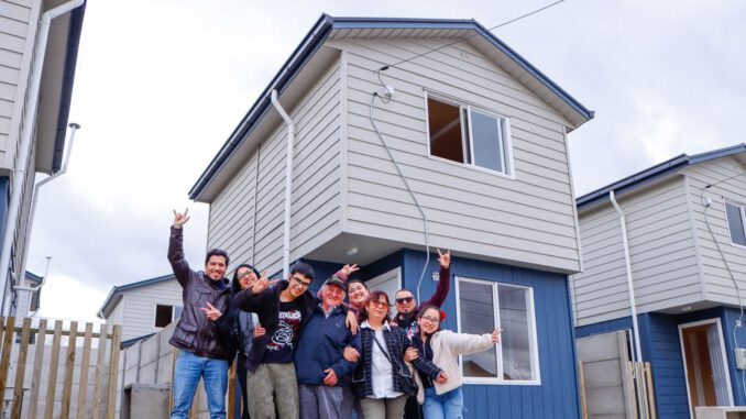 Familias celebrando la inauguración de sus nuevas casas en la Villa Esperanza de Puerto Octay