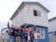 Familias celebrando la inauguración de sus nuevas casas en la Villa Esperanza de Puerto Octay