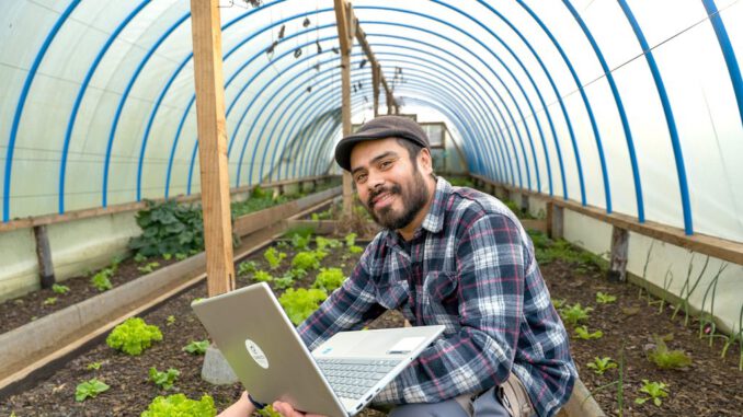 Matías Barraza supervisando el sistema de riego automatizado en su invernadero de Agrícola Suralef