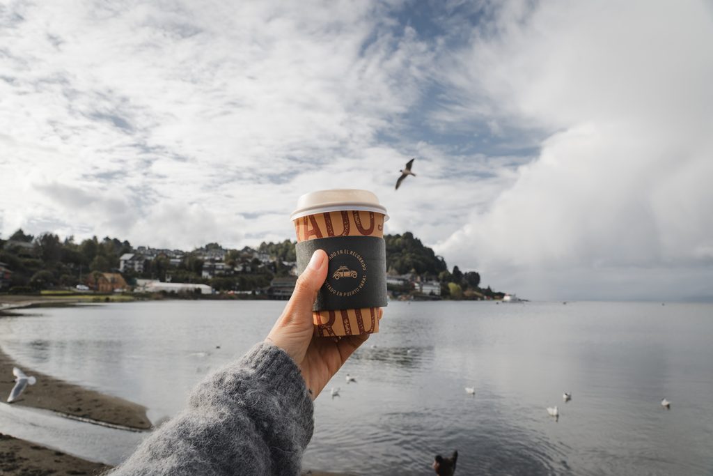 Taza de cafe de especialidad servida en la cafeteria Folks de Puerto Varas con entorno sureno