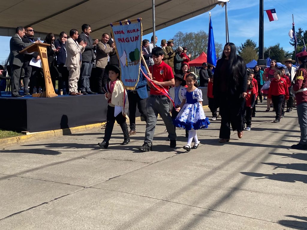 Estudiantes y comunidad escolar desfilando en Casma durante las celebraciones de Fiestas Patrias