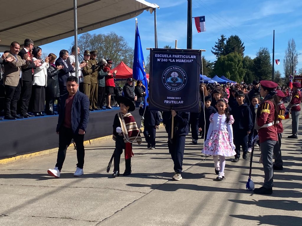 Estudiantes y comunidad escolar desfilando en Casma durante las celebraciones de Fiestas Patrias