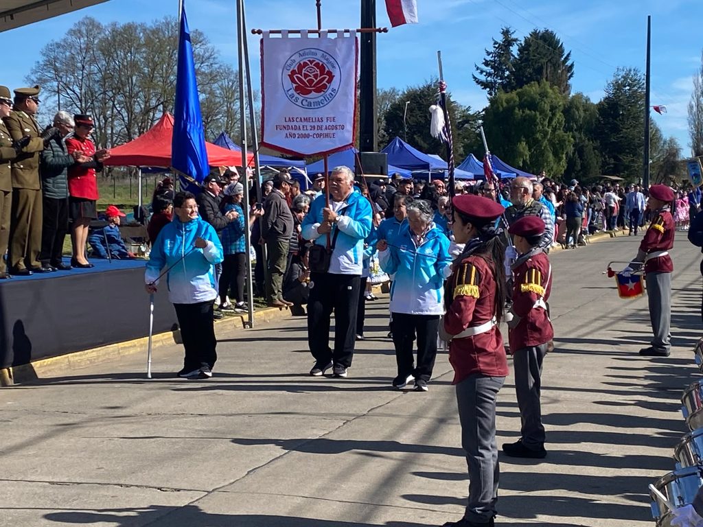 Estudiantes y comunidad escolar desfilando en Casma durante las celebraciones de Fiestas Patrias