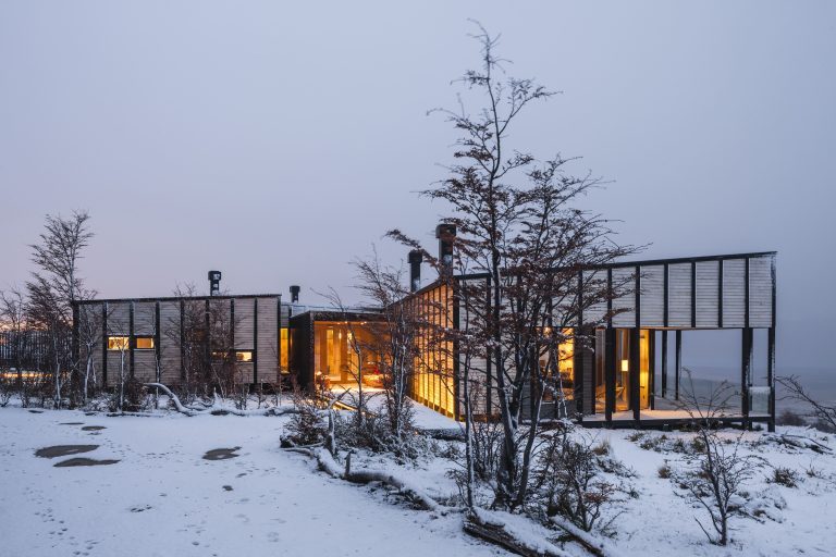 Hotel de lujo en la Patagonia chilena con vistas a las montañas bajo el reconocimiento Llaves MICHELIN