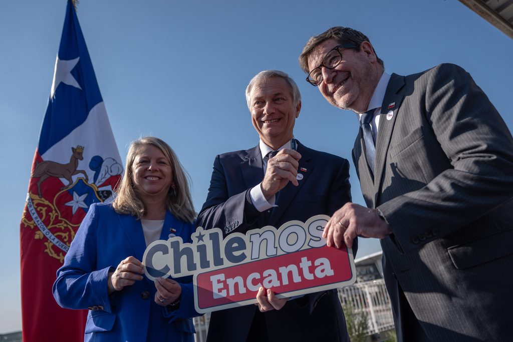 Autoridades chilenas lanzan la campaña turistica ChileNos Encanta en el Aeropuerto de Santiago