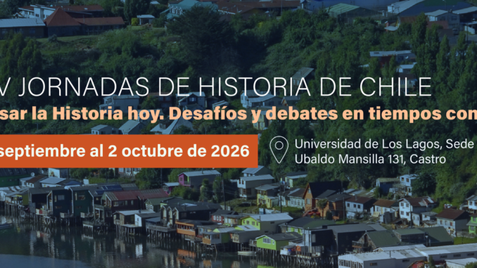 Participantes y académicos reunidos en un foro de historia en la Universidad de Los Lagos en Chiloé.