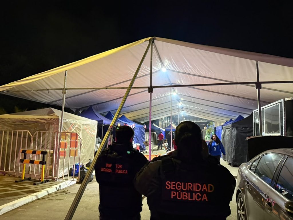 Personal de Carabineros y Seguridad Pública realizando controles vehiculares en Frutillar durante Fiestas Patrias.