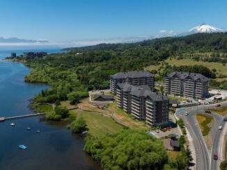 Vista panorámica de Pucón y el lago Villarrica durante temporada alta turística