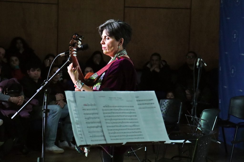 La cantautora chilena Elizabeth Morris actuando en vivo en el auditorio de la Universidad de Los Lagos en Puerto Montt