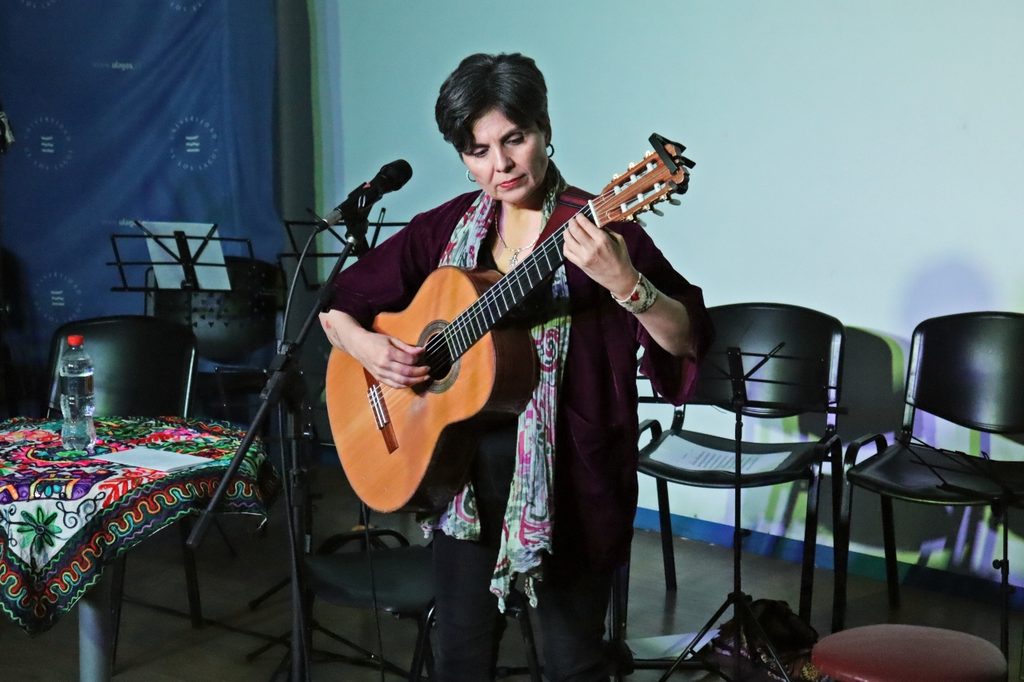 La cantautora chilena Elizabeth Morris actuando en vivo en el auditorio de la Universidad de Los Lagos en Puerto Montt