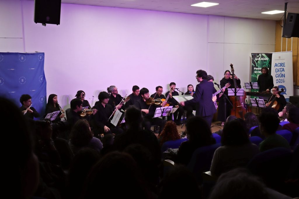 La cantautora chilena Elizabeth Morris actuando en vivo en el auditorio de la Universidad de Los Lagos en Puerto Montt