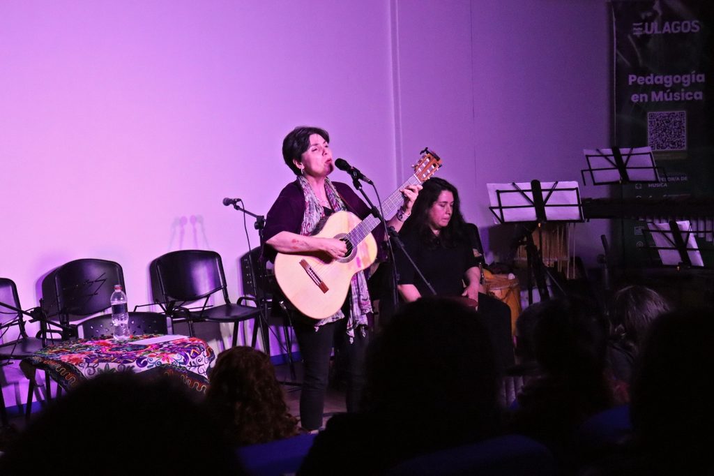 La cantautora chilena Elizabeth Morris actuando en vivo en el auditorio de la Universidad de Los Lagos en Puerto Montt
