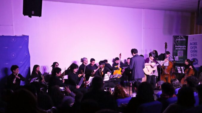 La cantautora chilena Elizabeth Morris actuando en vivo en el auditorio de la Universidad de Los Lagos en Puerto Montt