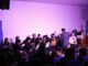La cantautora chilena Elizabeth Morris actuando en vivo en el auditorio de la Universidad de Los Lagos en Puerto Montt