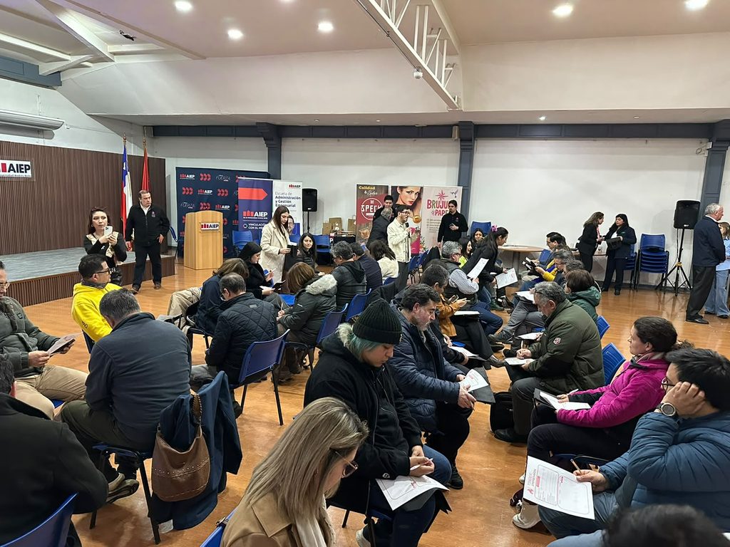 Empresarios reunidos en Osorno durante jornada de networking y herramientas de gestión