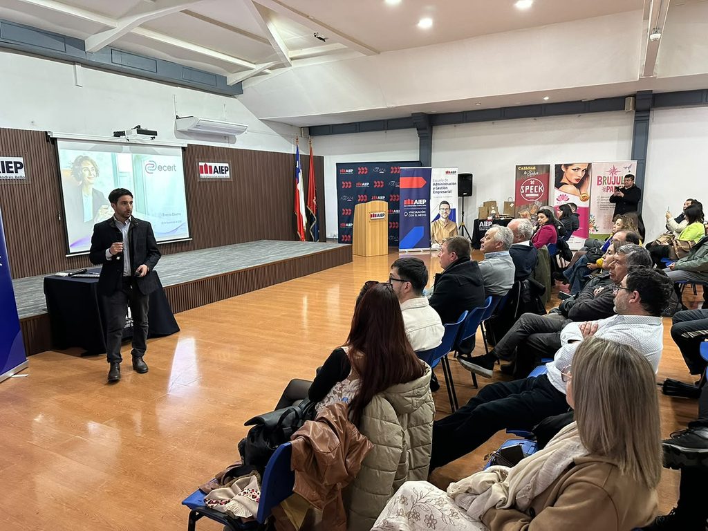 Empresarios reunidos en Osorno durante jornada de networking y herramientas de gestión