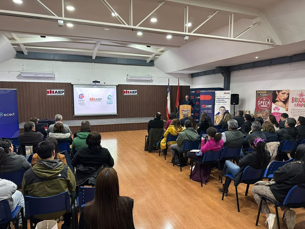 Empresarios reunidos en Osorno durante jornada de networking y herramientas de gestión
