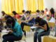 Estudiantes de secundaria reflexionando sobre sus opciones de financiamiento para la educación superior.