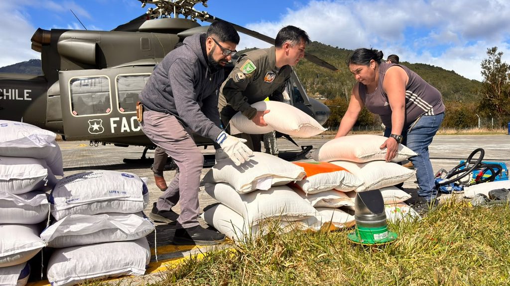 Avión de la Fuerza Aérea de Chile transportando carga para agricultores en zona aislada de Cochamó