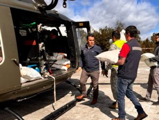 Avión de la Fuerza Aérea de Chile transportando carga para agricultores en zona aislada de Cochamó