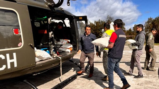 Avión de la Fuerza Aérea de Chile transportando carga para agricultores en zona aislada de Cochamó
