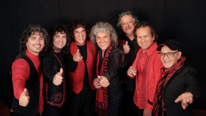 Integrantes de la agrupación Illapu en un concierto en vivo celebrando sus 55 años de historia