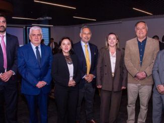 Especialistas reunidos discutiendo sobre acceso a medicamentos y biosimilares en Chile