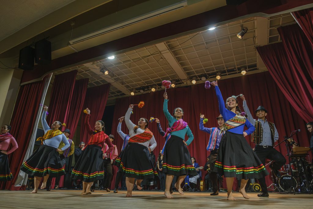 Presentación del Conjunto Folclórico de la Universidad de Los Lagos en el Centro Cultural de Castro