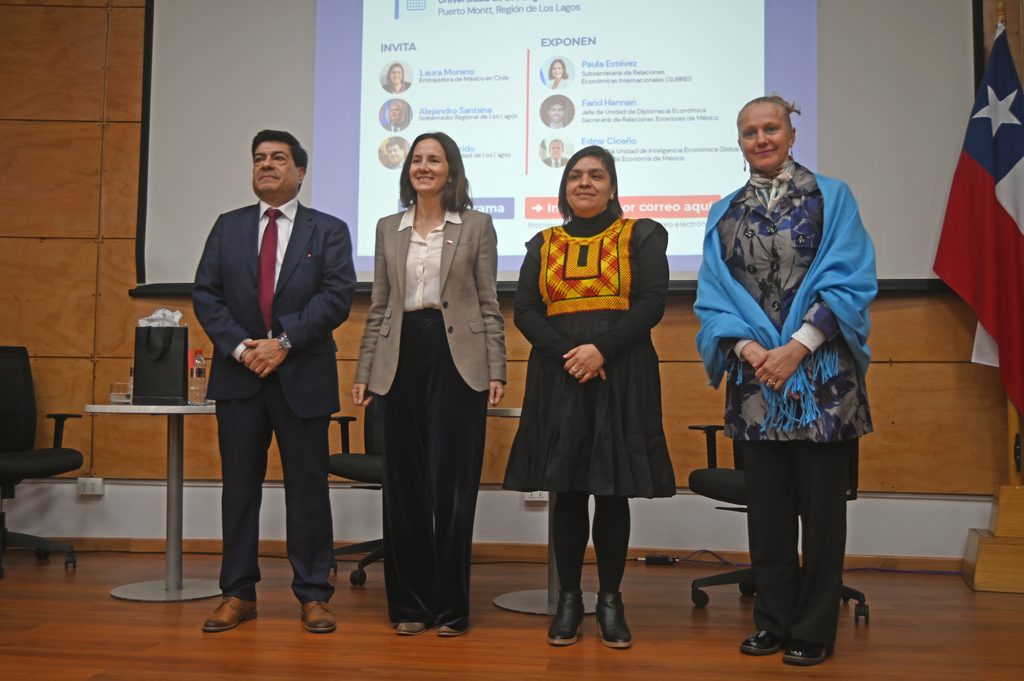 Rector de la Universidad de Los Lagos y autoridades diplomáticas en la Cumbre Económica Chile-México