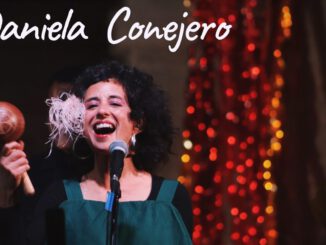 La cantautora chilena Daniela Conejero durante una presentación musical en vivo