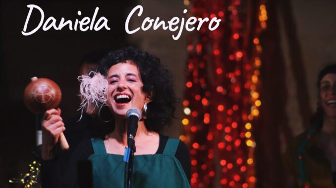La cantautora chilena Daniela Conejero durante una presentación musical en vivo