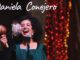 La cantautora chilena Daniela Conejero durante una presentación musical en vivo