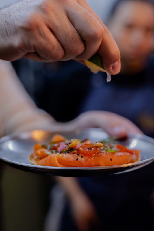 Presentación de salmón y mejillones chilenos durante el Encuentro Gastronómico Austral en Ciudad de México