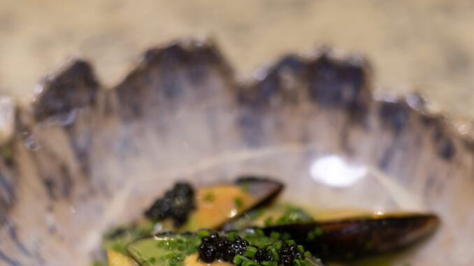 Presentación de salmón y mejillones chilenos durante el Encuentro Gastronómico Austral en Ciudad de México