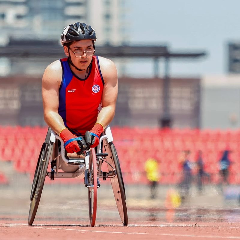 Maikol Sánchez, deportista de la Universidad de Los Lagos, entrenando en pista para competencias internacionales