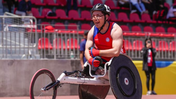 Maikol Sánchez, deportista de la Universidad de Los Lagos, entrenando en pista para competencias internacionales