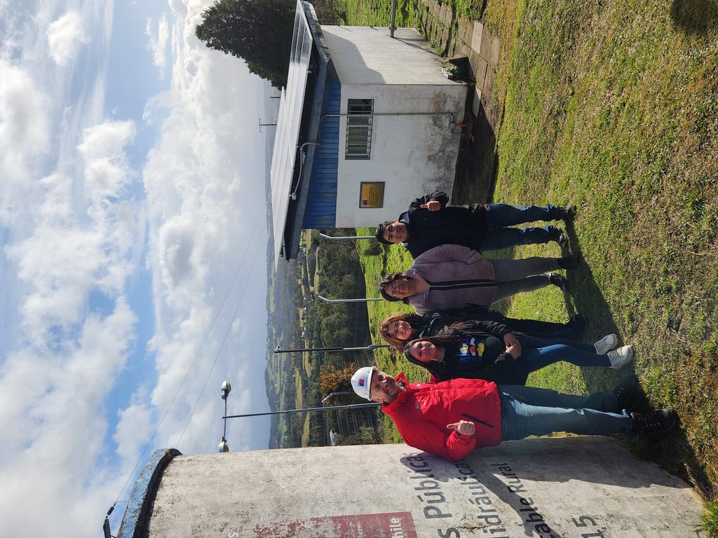 Sistemas de paneles fotovoltaicos instalados en una planta de agua potable rural en Chiloé