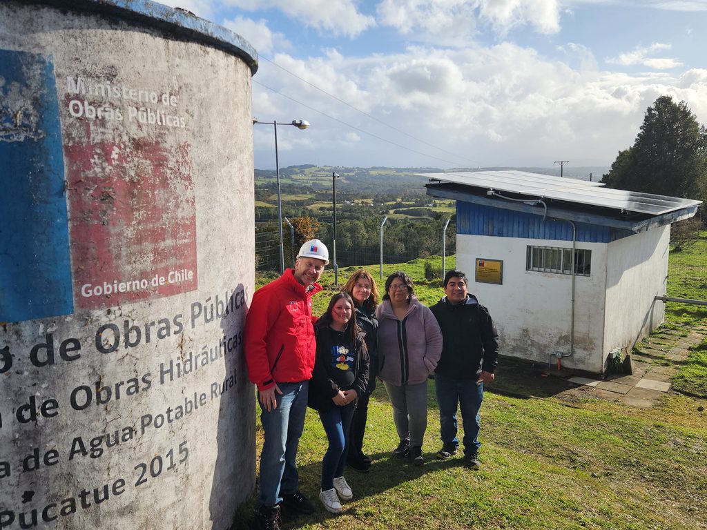 Sistemas de paneles fotovoltaicos instalados en una planta de agua potable rural en Chiloé