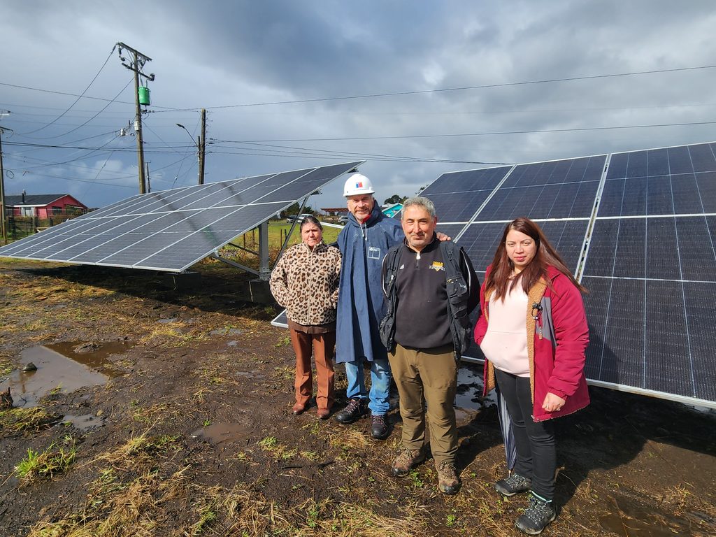 Sistemas de paneles fotovoltaicos instalados en una planta de agua potable rural en Chiloé
