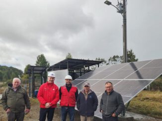 Sistemas de paneles fotovoltaicos instalados en una planta de agua potable rural en Chiloé