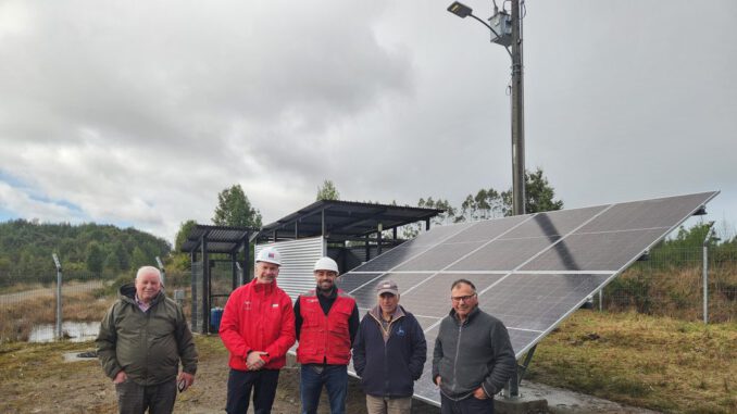 Sistemas de paneles fotovoltaicos instalados en una planta de agua potable rural en Chiloé
