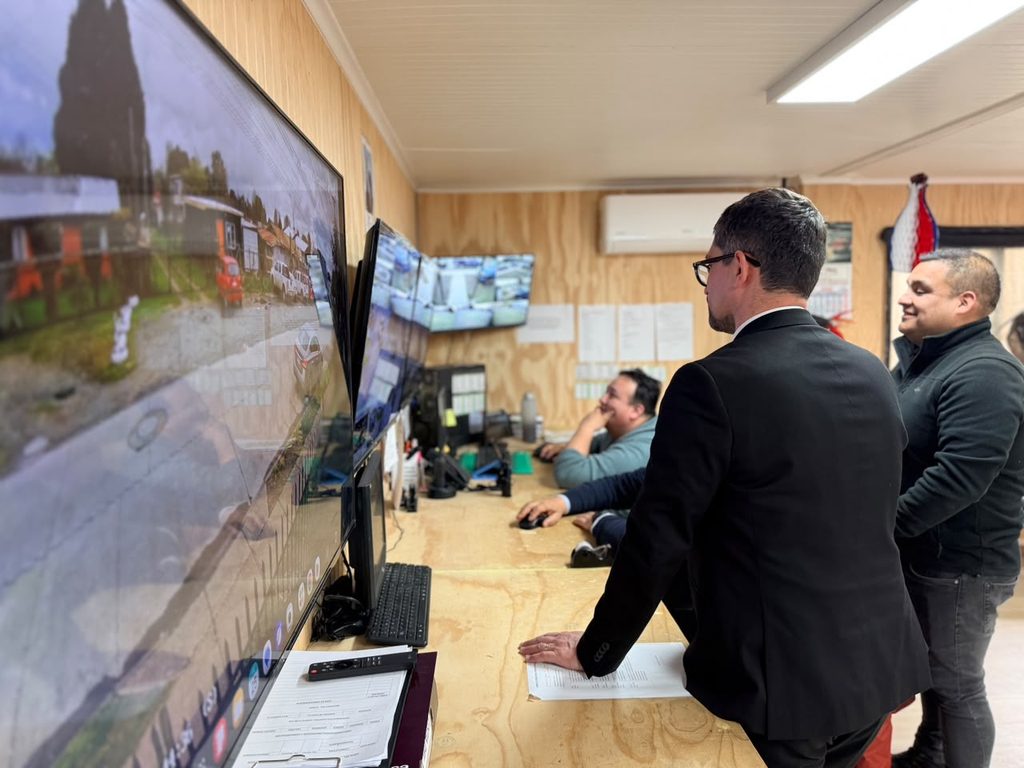 Nuevas cámaras de televigilancia instaladas en puntos estratégicos de Frutillar para mejorar la seguridad comunal.