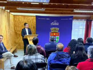 Alcalde de Frutillar y vecinos durante la presentación de alarmas comunitarias para la población Vermont
