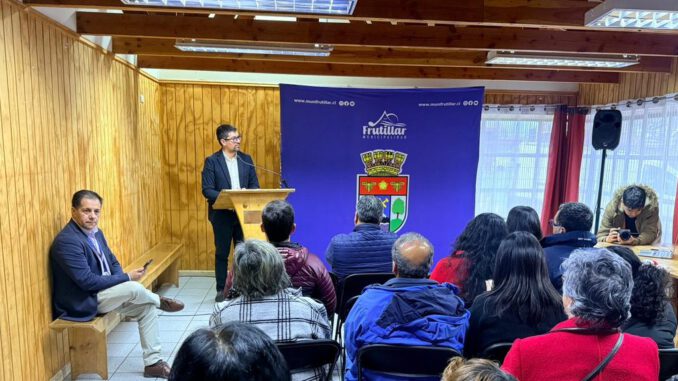 Alcalde de Frutillar y vecinos durante la presentación de alarmas comunitarias para la población Vermont